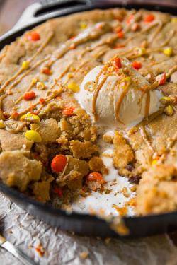omg-yumtastic:  (Via: hoardingrecipes.tumblr.com) sallysbakingaddiction:  Peanut Butter Skillet Cookie Recipe Keep… - Get this recipe and more http://bit.do/dGsN  Drool