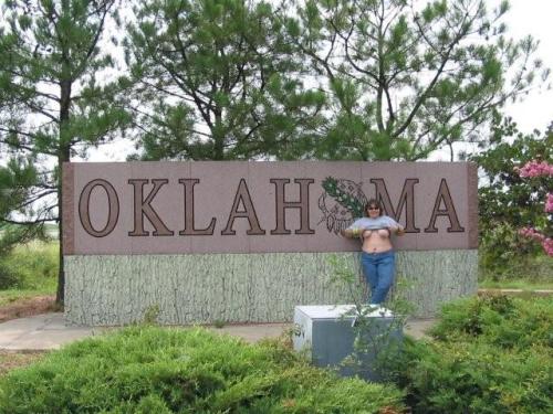 sooner-slut-hunter: okievoyeur4you: foundpicsilike:  Reblogging some Oklahoma flashers!!! Hahaha Lov