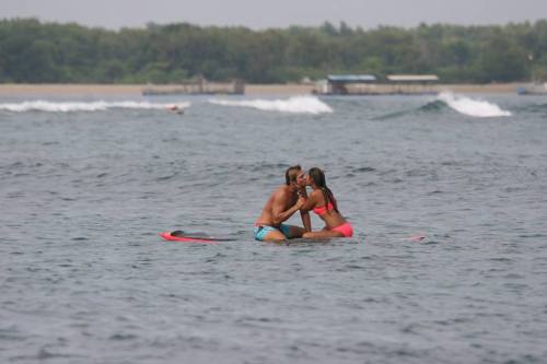 pizza-possum:  So my surf crazed friends just got engaged… can’t think of a better way to propose! 