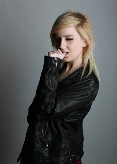 lickertwat:  best thing about being in a photography course… They always need a model so free pictures.  