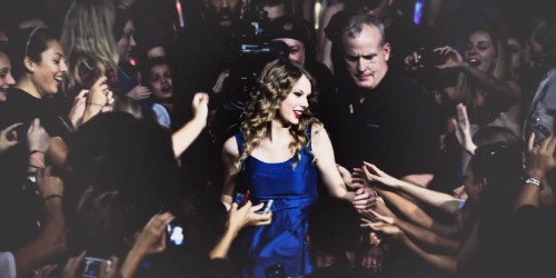 andyoucallmeupagain: I think going out into the crowd for Taylor is what she needs to do, during a s