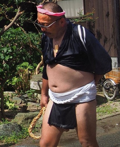 zurumukechinpolove: fareastsnowbear: 山笠親父素敵なお腹 熟した男たちの腹って、どうしてこんなに卑猥なんだろう？