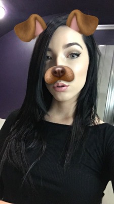 blackhairporcelainskin:Im a dog &amp; i have a retarded hand lol