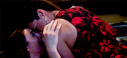 rominatrix:  Jenny Slate and Rosario Dawson for NY Times 9 Kisses x