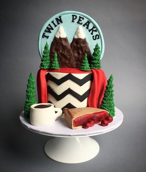 feuillestomber: TWIN PEAKS inspired Cake via Hive Bakery