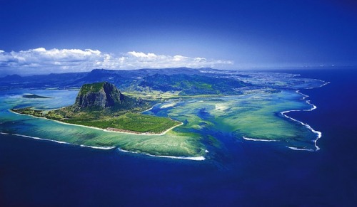 mymodernmet: Spectacular Aerial Illusion of an Underwater Waterfall