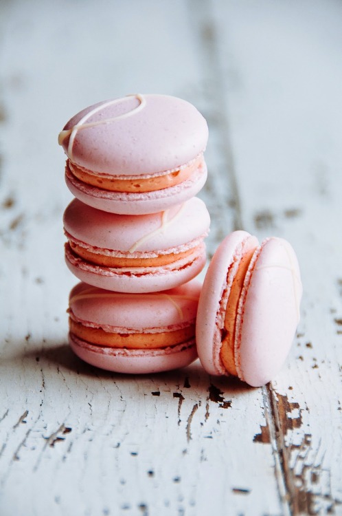 sweetoothgirl:STRAWBERRY PASSION FRUIT MACARONS