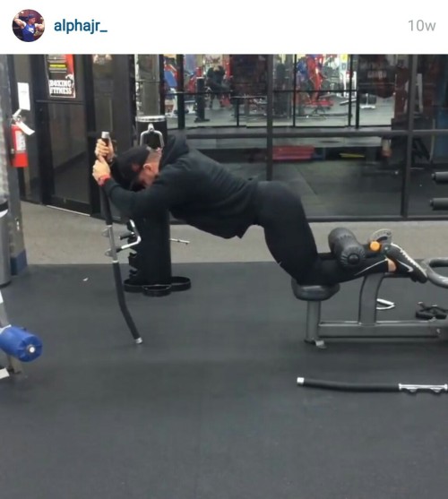 athleticguysandgear:  This guy is not shy with those tights. And he’s got no reason to be! 