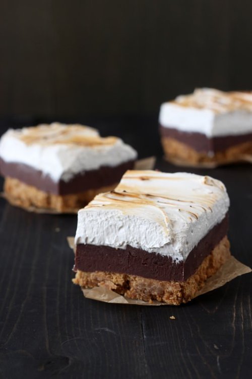 sweetoothgirl:    S’mores Fudge Bars  