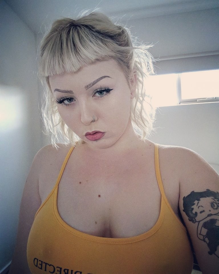 punkassdoll:  Cum have fun with PUMPKIN 🎃 