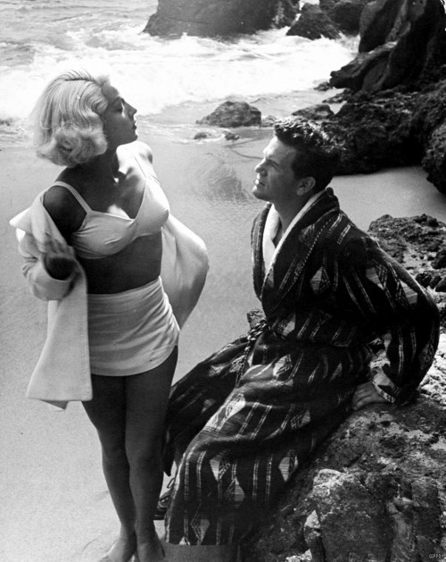 wehadfacesthen:  Lana Turner and John Garfield in The Postman Always Rings Twice  (Tay Garnett, 1946
