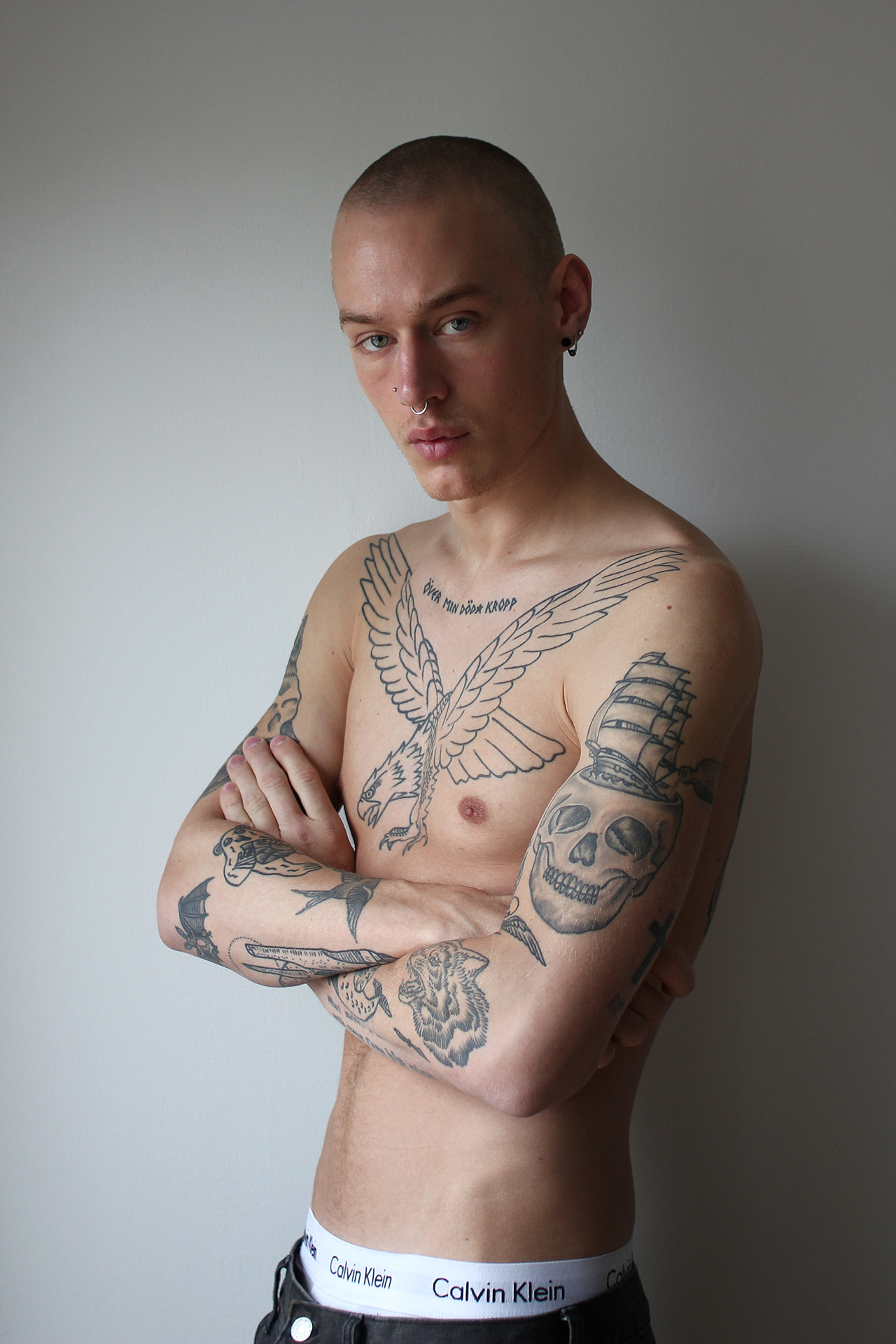 punkerskinhead:  tattoos, piercings, shaved head……awesome 
