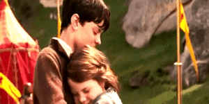 eclmunclpevensie:  the pevensies + hugs in lww