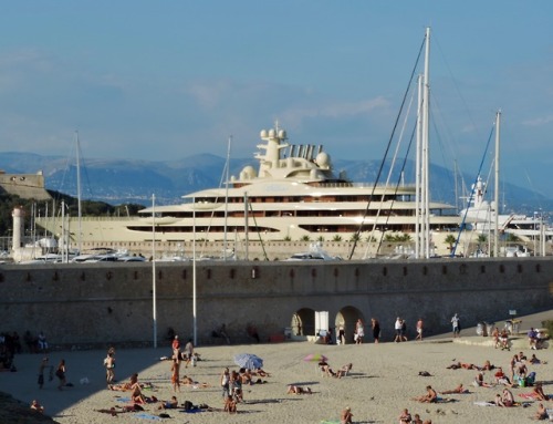 Superyacht “Dilbar,” Antibes, Alpes-Maritimes, 2016.Just read a rather disturbing piece in the Guard