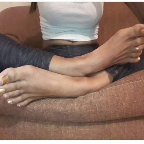 jfc223:  @veronicafeet11 @veronica.1811 #pies #pied #pieds #piedini #pés #pezinhos #barefoot #feet #foot #wrinkles #yogafeet #feetlovers #footporn #feetporn # #footmodel #feetmodel #footfetishnation #footfetish #flipflops #toes #toering #soles #sandals