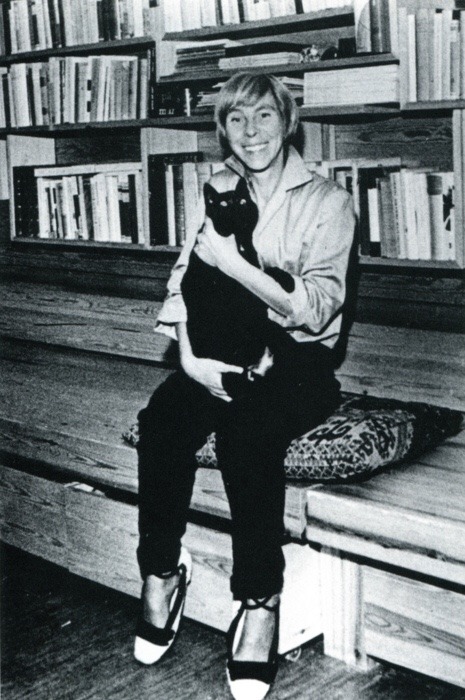 felinepurrstory:Tove Jansson and her cat, Psipsina (Greek for pussycat). Psipsina lived to be 16 yea