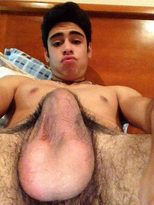 Porn c0545:  Chavito travieso con enormes huevotes photos