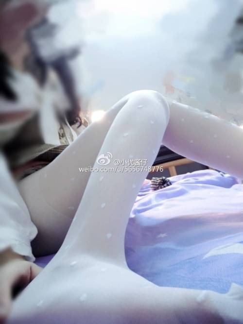 biyi1qie: 把她的脚趾含在嘴里舔真的很过瘾