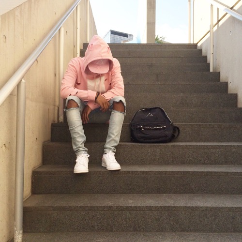 babeuhotaf:  foreignpapi:  lewisapon:  fashion and shit here.  🔥🔥  💸🌺