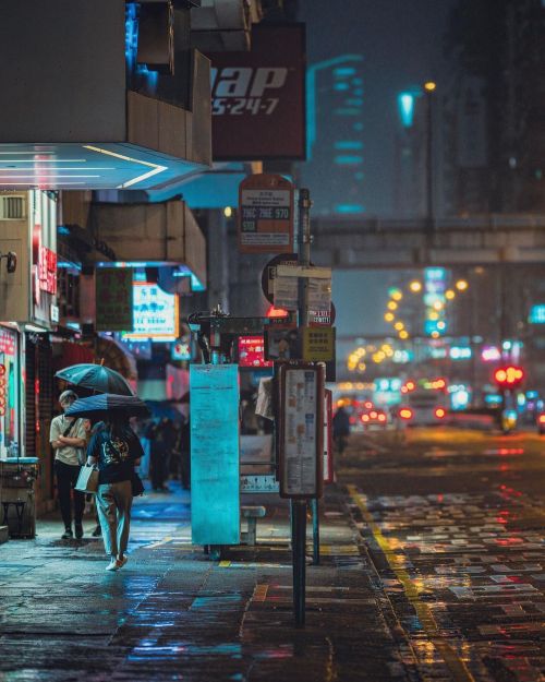 rainy street #hongkong #discoverhongkong #nightshooters #streetphotography #theimaged #香港 #ファインダー越しの