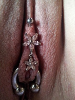 pussymodsgalore  VCH jewelry with two flowers,