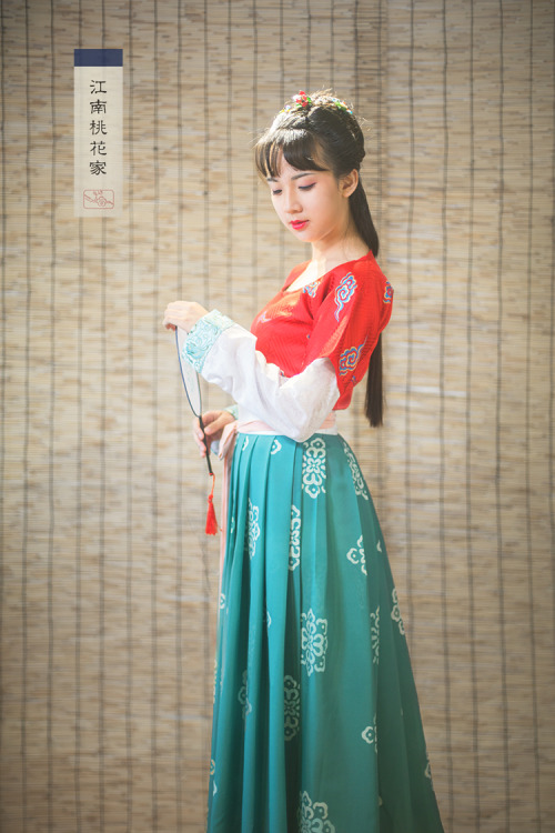 Ruqun(襦裙), a common type of Chinese hanfu in Tang Dynasty style. Photos by 江南桃花家.  That red short to