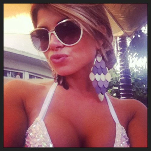 122393420:  Carine Felizardo  //