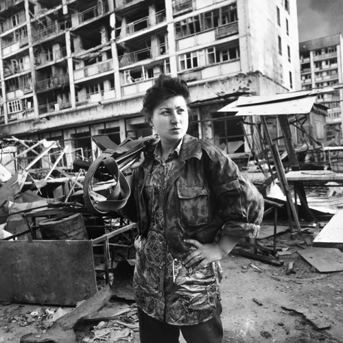 A Chechen fighter poses with her weapon in Grozny during the First Chechen War, May 1995. Chechnya’s