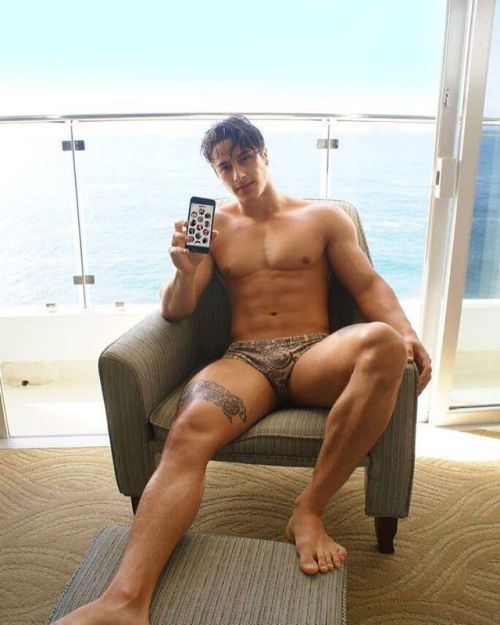 bigdicksandtightholes: brazilmen:   brazilian model Jhon Giardini brazilmenblog.blogspot.com.br nudestuds.tumblr.com   😍😍 