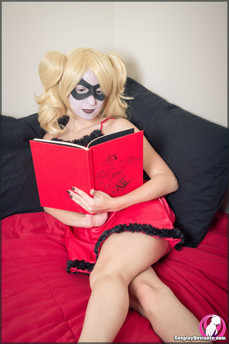 the-dark-joker-chronicle:  Harley on her off day    Sexy Cosplay and Geek things