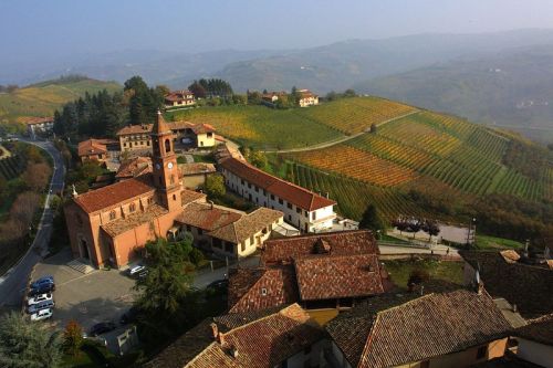 welcometoitalia:Serralunga d’Alba and its vineyards in the Province of Cuneo, Piedmont, 60 km southe