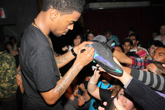 pmfldn:  hes gettin his 8’s signed :o  dunno wether thats dope or stupid aha 