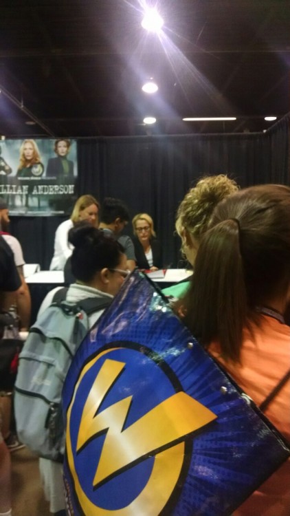 jeannem32:Gillian Anderson signing autographs at Wizard World Comic Con Chicago!