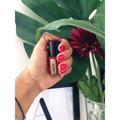 Unhas do #fds&hellip; Vermelho que eu adoro da Preta Gil , dentro da mala da morena sempre aquele pe