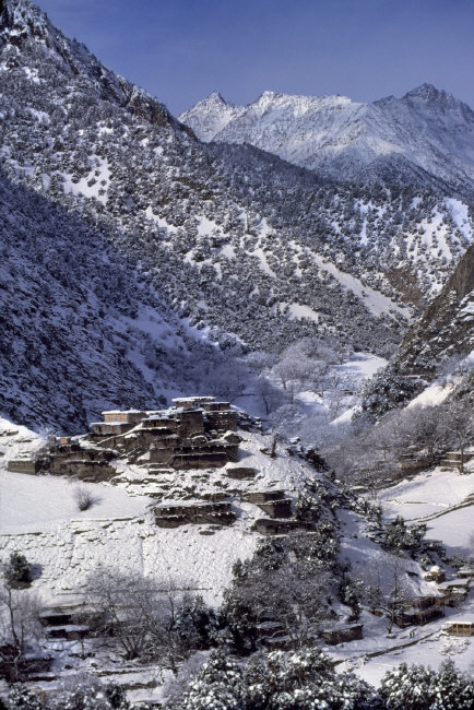 ghamzadi:  Kalash woman, Pakistan [Photo: Steve McCurry, Magnum Photos] 