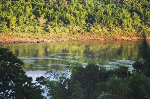 Verdes. La Lorenza Hasta en el reflejo del río se ven los diferentes tonos de verde. #outdoor