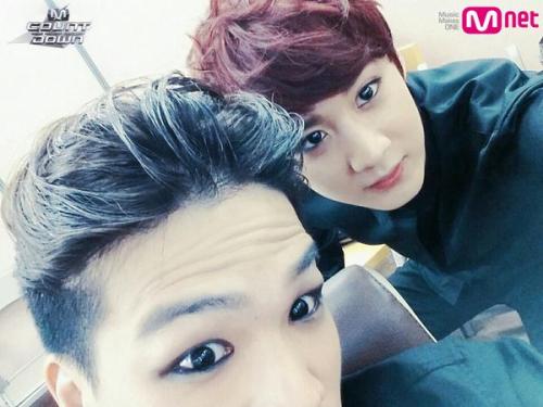 iseuli:  Mcountdown#(Teen Top) + #(Black suit) = what kind of look~~ hehe aren’t you curious? Don’t you want to watch!!! Why is it taking so long to reach 6? Please calm your hearts with #chunji #c.a.p’s selfie and please catch today’s life in