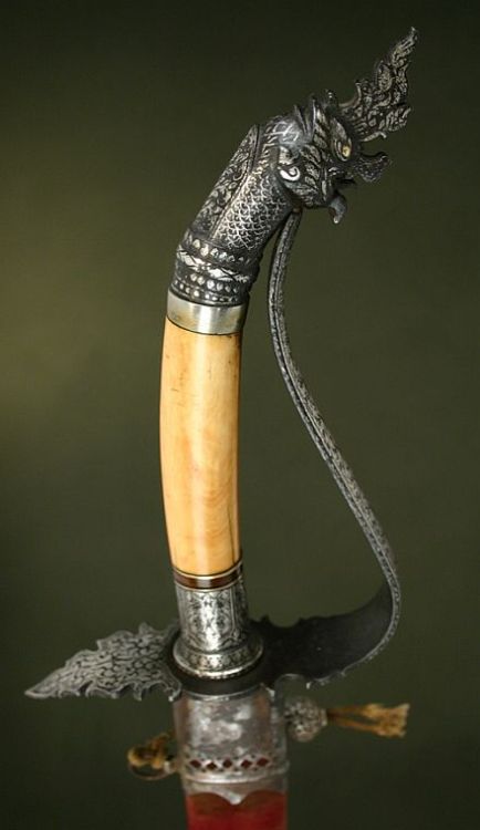 art-of-swords:Vietnamese SwordDated: circa 18th centuryCulture: VietnameseMedium: steel, wood, velve