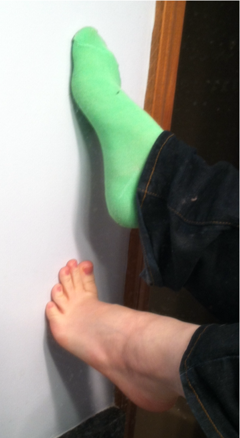 kissabletoes:  Happy Foot Fetish Friday!! 💚 Here is a little bit of sexy sock