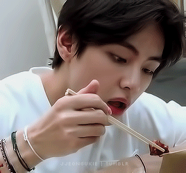 jjeongukie:tae eating 