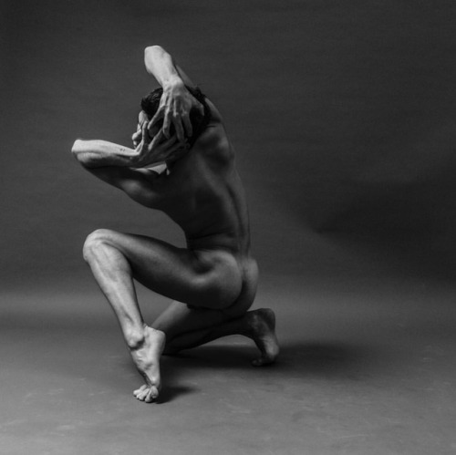 pas-de-duhhh: Jonathan Dos Santos dancer with Gauthier Dance photographed by Gerardo Vizmanos