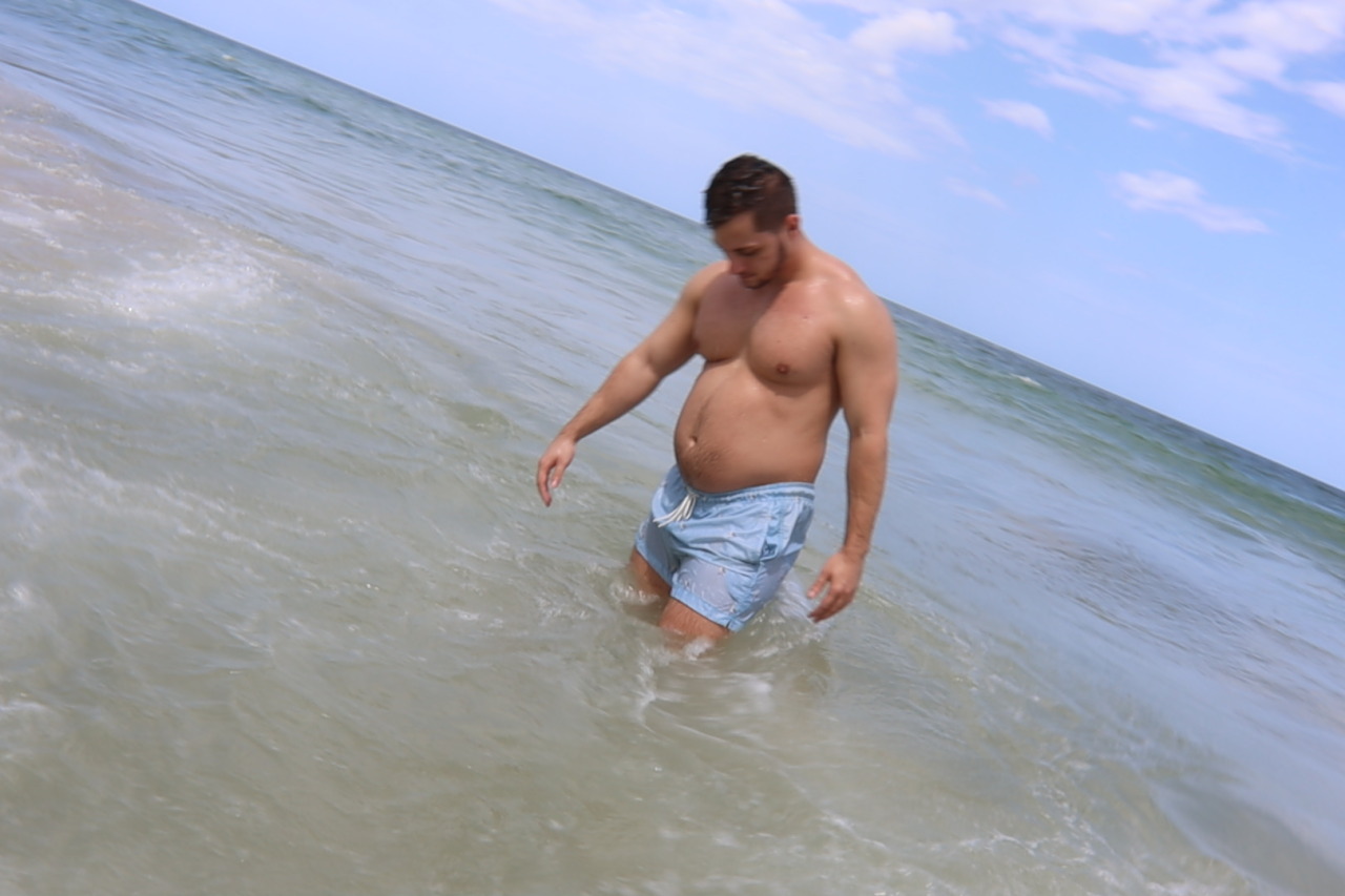 fattyzadddy:Beach day today at about 190 now. Sub to the patreon for the journey