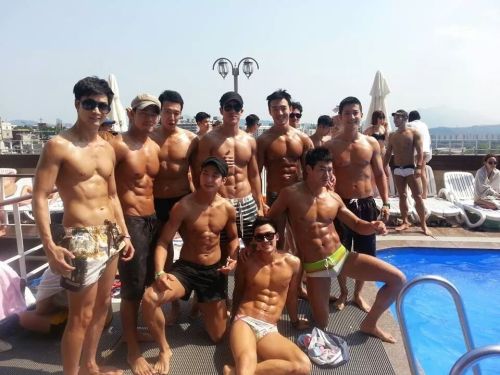 I often wonder why hunks//cute guys always mix around with hunks/cute guys. They always party together!