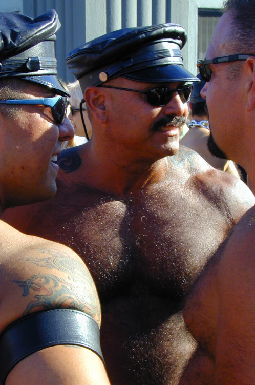 nippig:  http://nippig.tumblr.com/archive  Hot muscle DILF