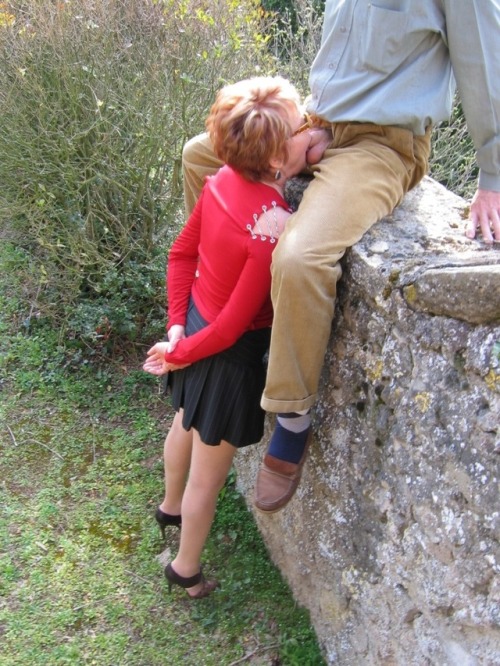diannasanders:  Some leftovers of the Berlin Wall come in very handy! Look mom: no hands!
