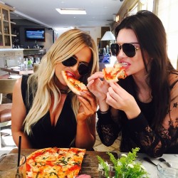 jenner-news:  Khloe: “Pizza party!”