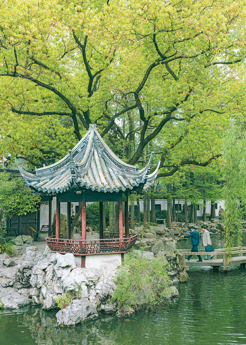 Our writer gets the scoop on proper business etiquette in Shanghai. Yuyan Garden invites tourists an