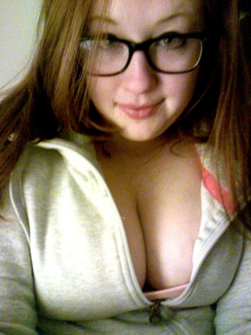 miss-bella-green-eyes-x:  My boyfriend said I looked hot and should share that with you all. 