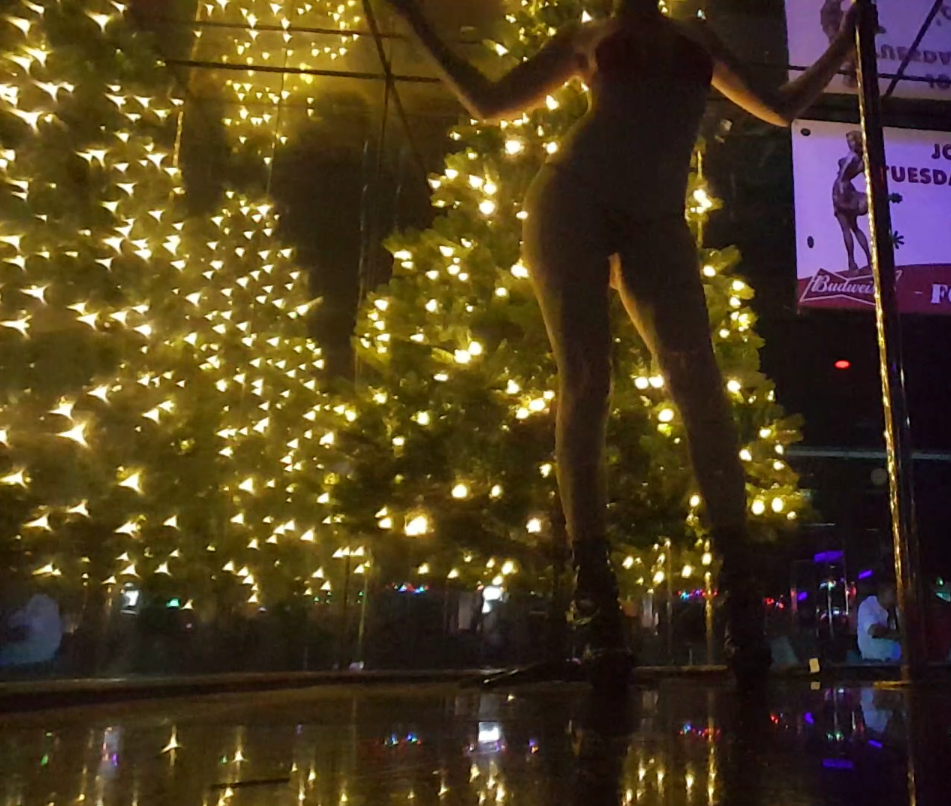 sofithestripper: introvertedseeduckdress:  Rockin’ around the Christmas butts🎶