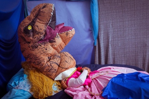 thetragicallynerdy:disneybound:via Van Kelsing [ID: Seven photos of a cosplay of blow up T-Rex costu